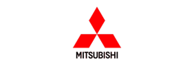 Mitsubishi : Le célèbre logo aux trois diamants rouges. Logo de la marque Mitsubishi : trois diamants rouges iconiques sur fond noir. Le nom MITSUBISHI est centré en bas.